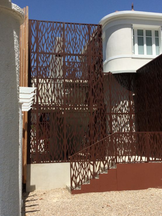 tole en decoupe laser a larges feuillages entrelardes love tree 012450630 product maxi