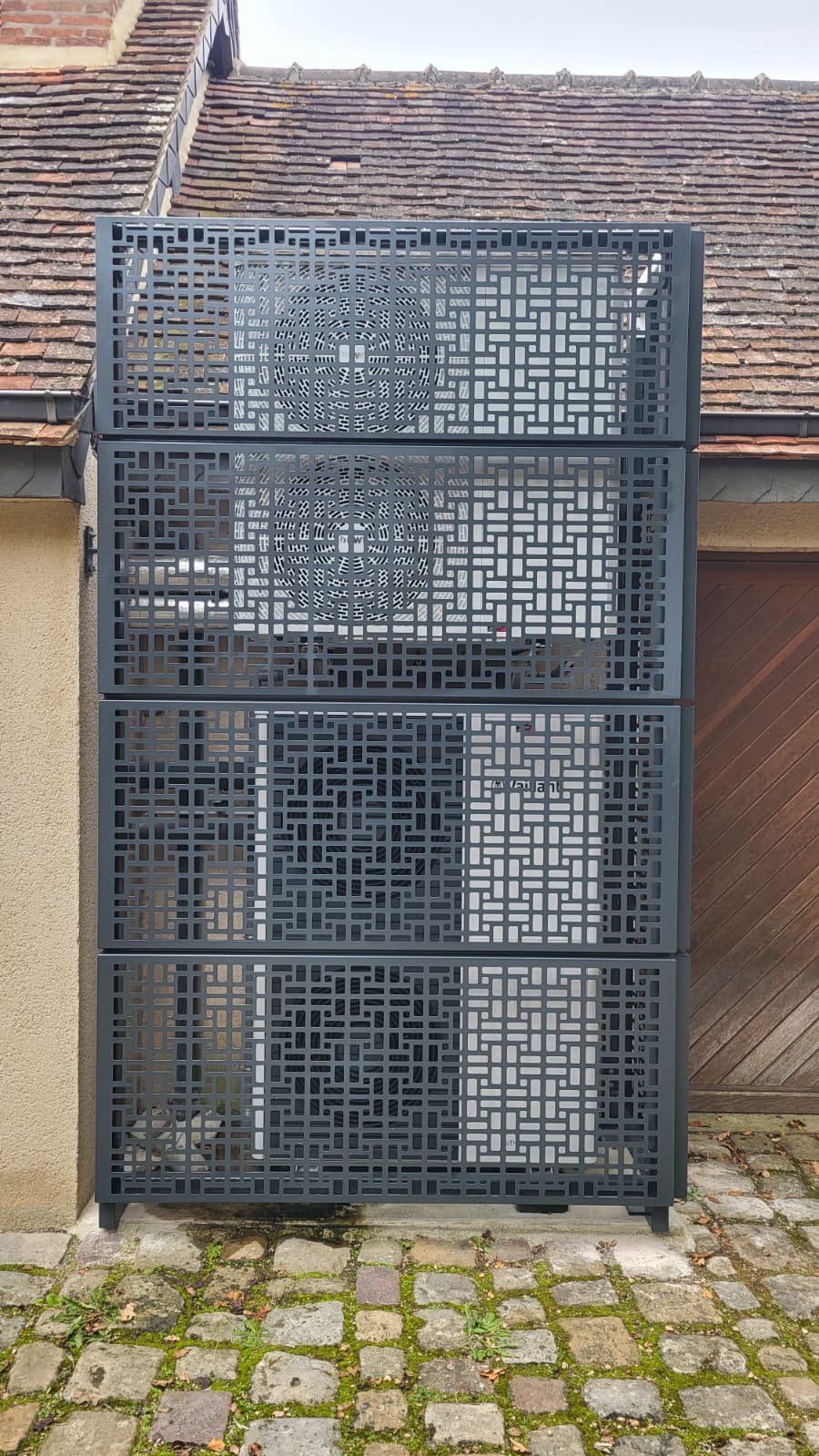 particulier structure et tole perforee cache p.a.c